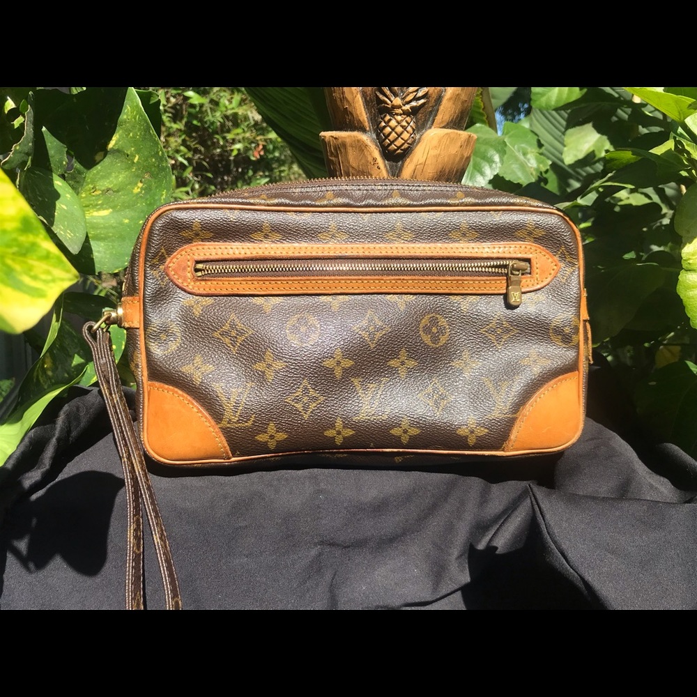 HOST PIC🎉🎉🎉🎈🎈🎈 Louis Vuitton Clutch